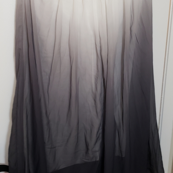 Skirt. Perfect length if ur 5'2 to 5'4 - Picture 3 of 4